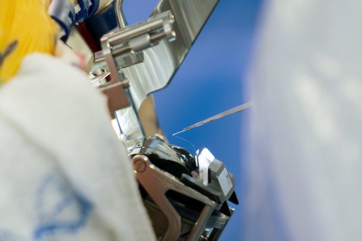 Surgical robot placing a Neuralink thread
