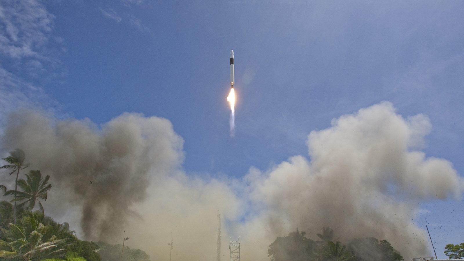 Falcon 1 lifts off from Omelek Island on its fourth flight, September 28, 2008